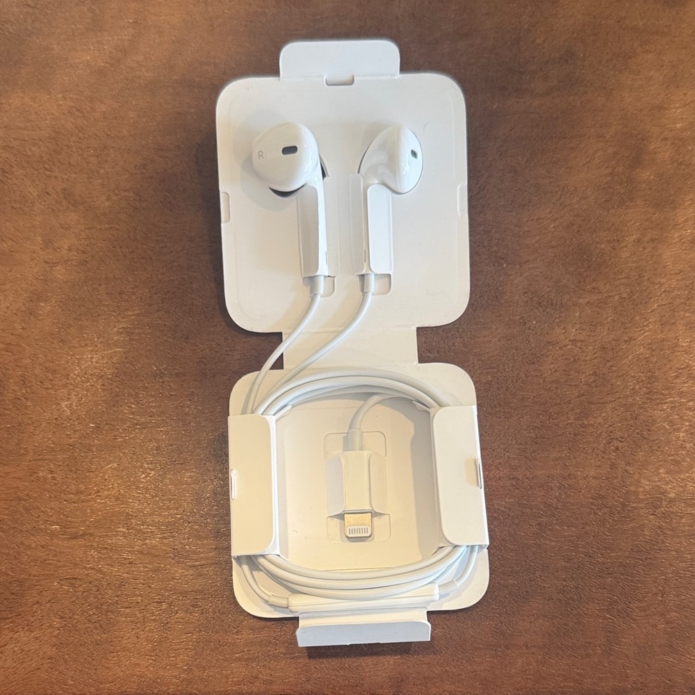 Apple Lightning EarPods Wired Headset - White